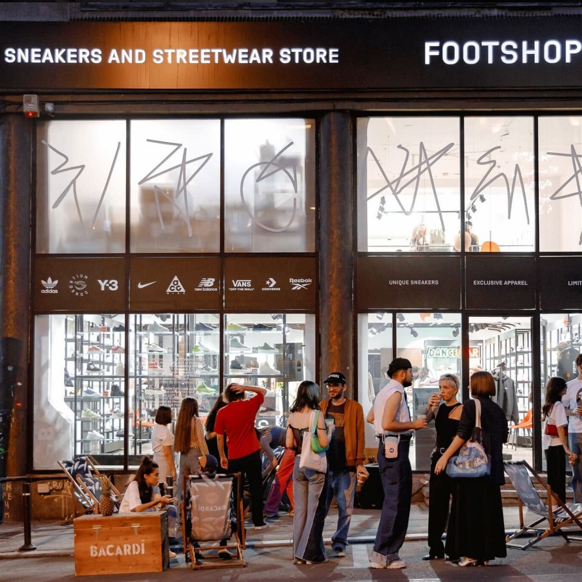 Odkryj Footshop w Bukareszcie: Centrum Kultury Sneakersów w Rumunii